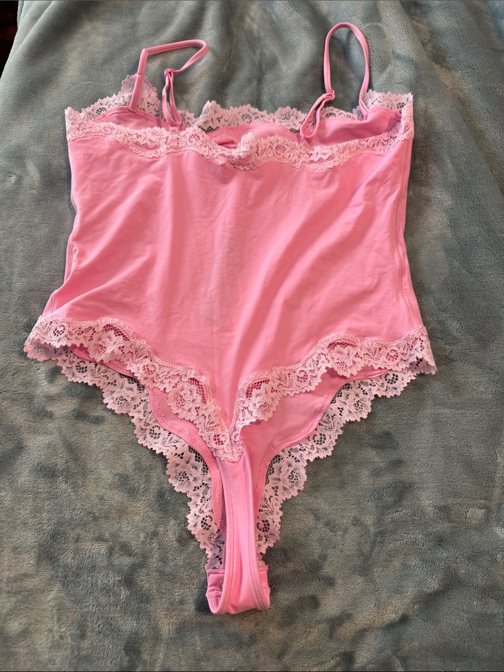SKIMS Fits Everybody in Bubblegum Lace-Trim Bodysuit - Picture 3 of 4